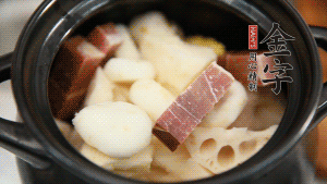 加水沒過食材，加料酒大火煮沸后，再小火燉煮1小時。（如果沒有砂鍋小火燉煮，用電飯煲的煮湯功能、高壓鍋也是可以的。）