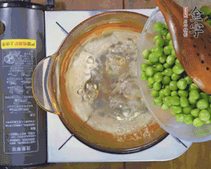 豌豆粒焯水30秒，過(guò)涼水。