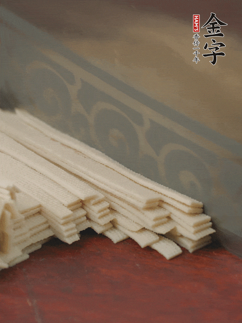 燉火腿期間，千張切細絲，白蘿卜去皮切細絲，蒜葉切細丁。