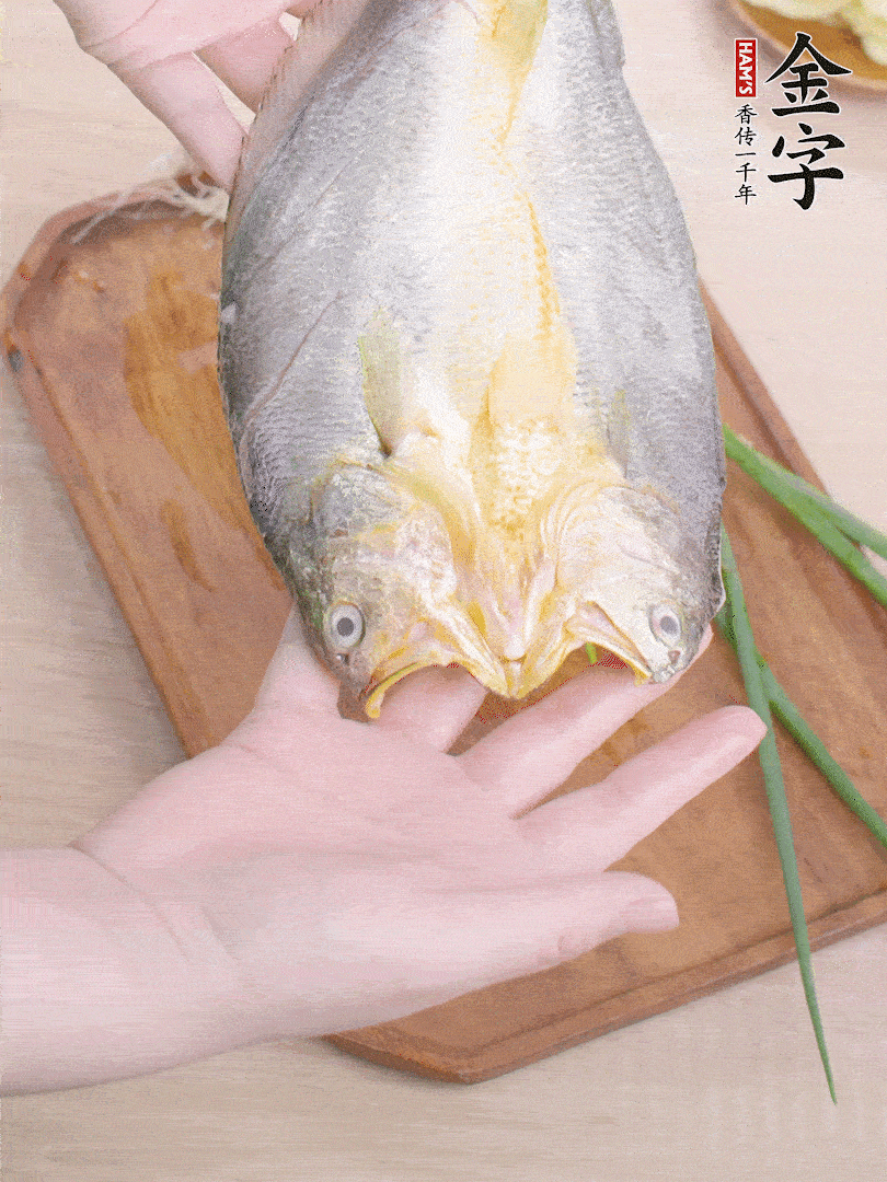 黃魚(yú)背部開(kāi)刀，洗凈切花刀。適量鹽涂抹魚(yú)身兩面。
