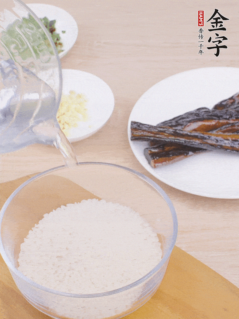 大米提前用清水浸泡1小時。