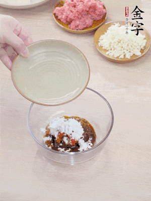 熱油起鍋，五花肉煸出油脂，表面微微發黃。