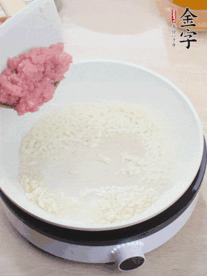 下火腿片、筍干均勻翻炒后，加2勺料酒、適量清水。