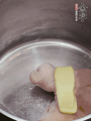 撈出洗凈后，加蔥姜、黃酒二遍焯水。
