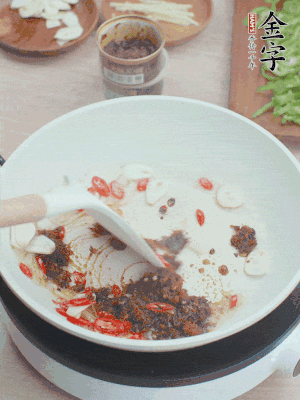 熱鍋涼油，姜蒜、辣椒、金字火腿xo醬炒香。