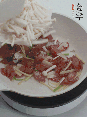 放白玉菇、青紅辣椒、雞蛋。