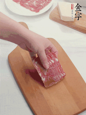 金字培根火腿改刀切小片；白洋蔥切丁；新鮮豌豆剝殼。