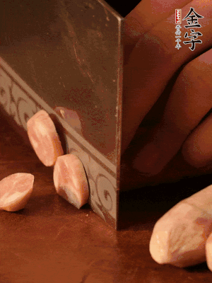 金字烤腸切圓片。