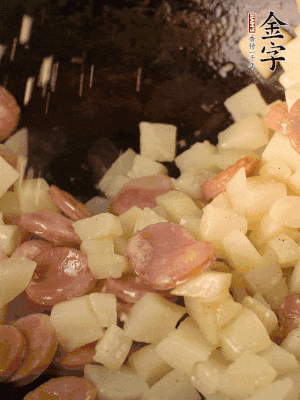 再放烤腸片煎熟。撒點(diǎn)鹽、孜然粉、辣椒面。