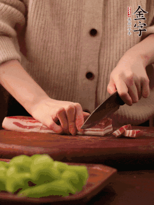 金字淡咸肉切片，冷水入鍋，加姜片、料酒略焯水。同步，五花肉切塊焯水。