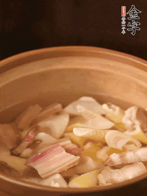 春筍、咸肉、咸肉一起入砂鍋，加姜片、料酒、清水大火煮沸到湯色變白。轉小火慢篤半小時。