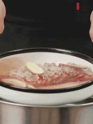 置于盤中，加冰糖100g、黃酒100g、水200g，上鍋蒸20分鐘。