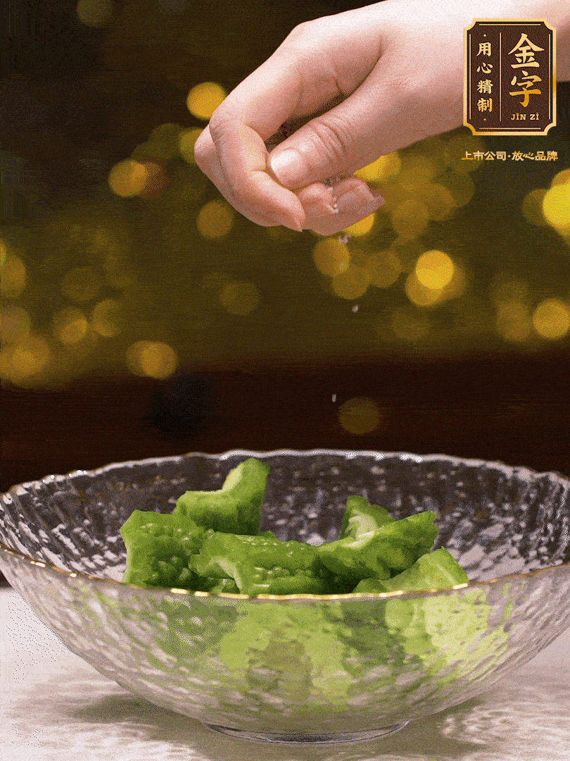 處理好的苦瓜切段（5cm），加點鹽鹽腌一下，去除一下苦味