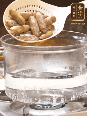 煮一鍋沸水，下蟶子汆燙30秒，撈出浸入冰水，取出蟶子肉