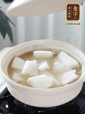 最后下冬瓜繼續燉煮10分鐘，撒上蔥花點綴。