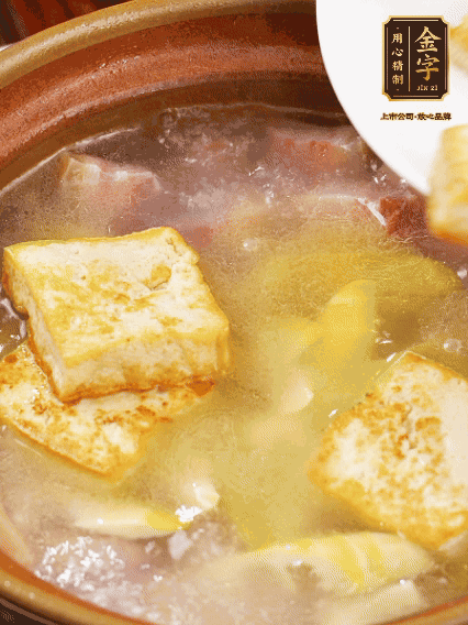 再放豆腐燉煮10分鐘，加豆瓣繼續煮2分鐘