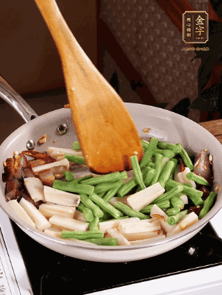 加少許生抽、蠔油、料酒、雞精調(diào)味，少許清水燜2分鐘，炒至豆角皺皮即可