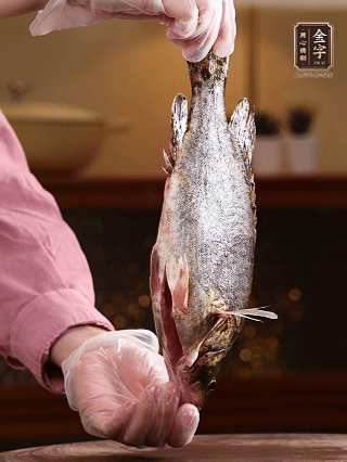 鱖魚殺好洗凈，去頭去尾留用，貼著魚背去掉主刺，再切成大小均勻的魚塊