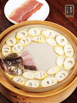 取一個深一點的盤子，按照“春筍墊底、魚肉居中、火腿蓋頂”的順序擺放。魚頭和魚尾擺在兩端，還原整魚形狀