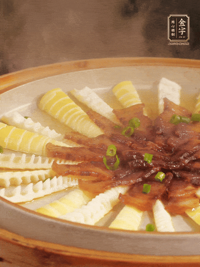 出鍋后，拿掉姜片和蔥結(jié)，蔥花點綴